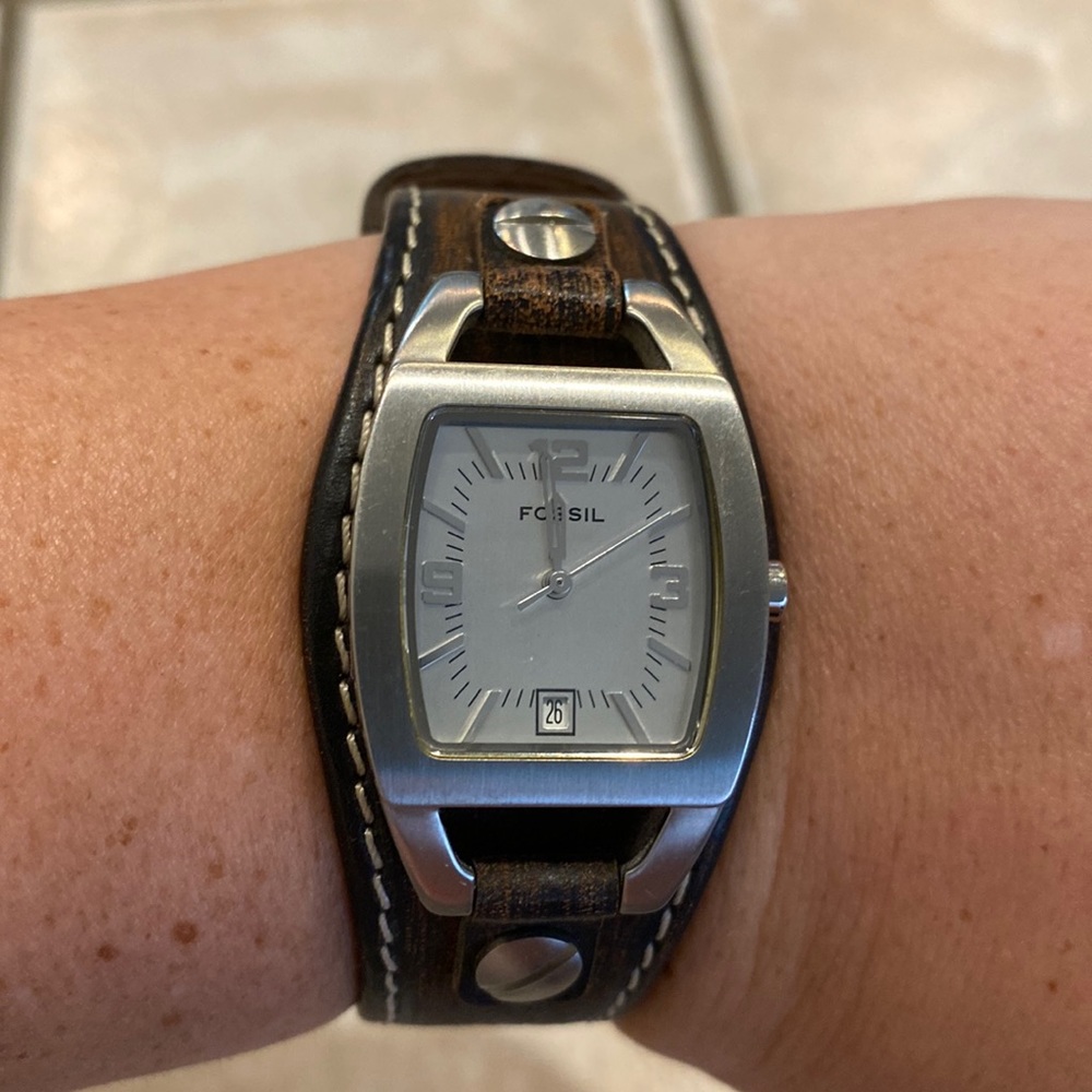 fossil watch with leather band